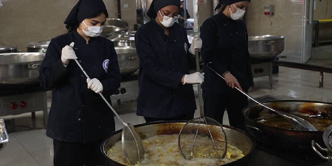 Öğrenci ellerinden sofralara: Her gün 5000 kişilik iftarlık hazırlıyorlar 6